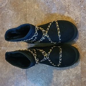 NWOT...Shoe Dazzle black "Uggs-Style" Boots w/Gold Chain Embellishments (Size 9)